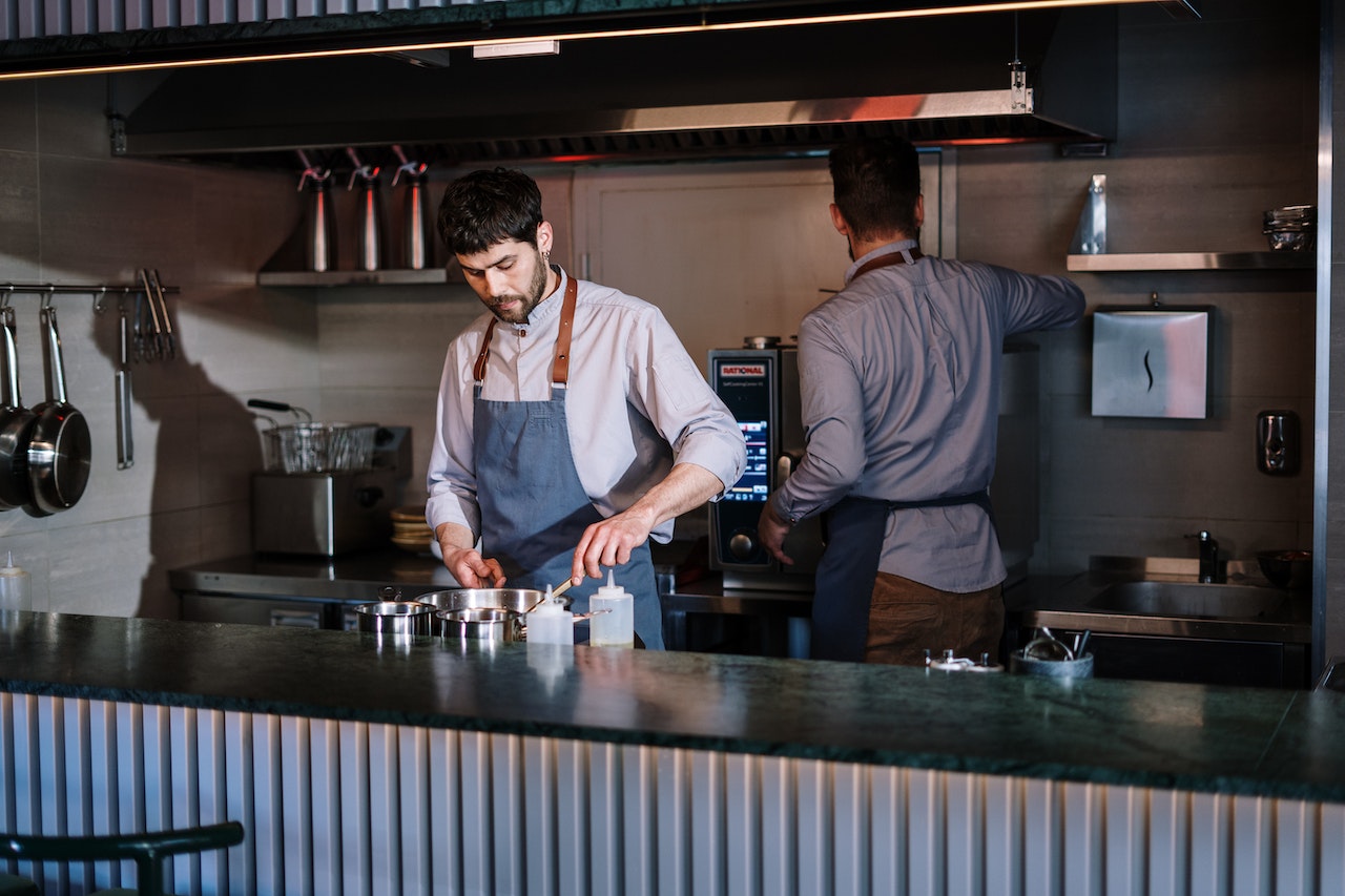 How Much Money Does a Chef Make a Year?