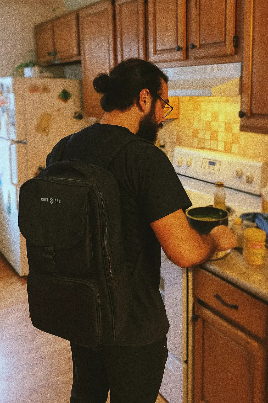 20250908_1449_Chef_Sac_Backpack_remix_01k4m18n67e3atkxq1tyaaqs3e.webp